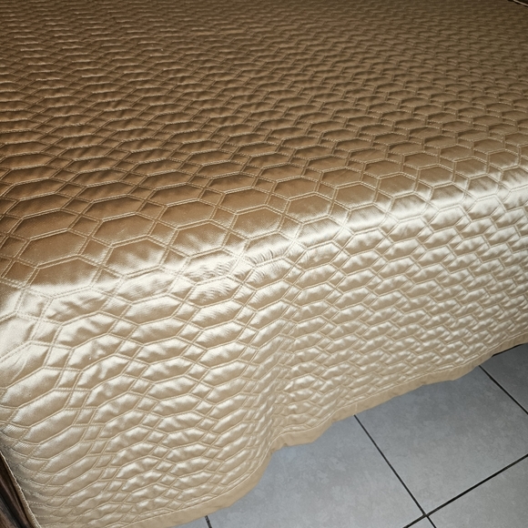 J Queen New York (Queen) Gold Quilted Spread - Picture 2 of 4